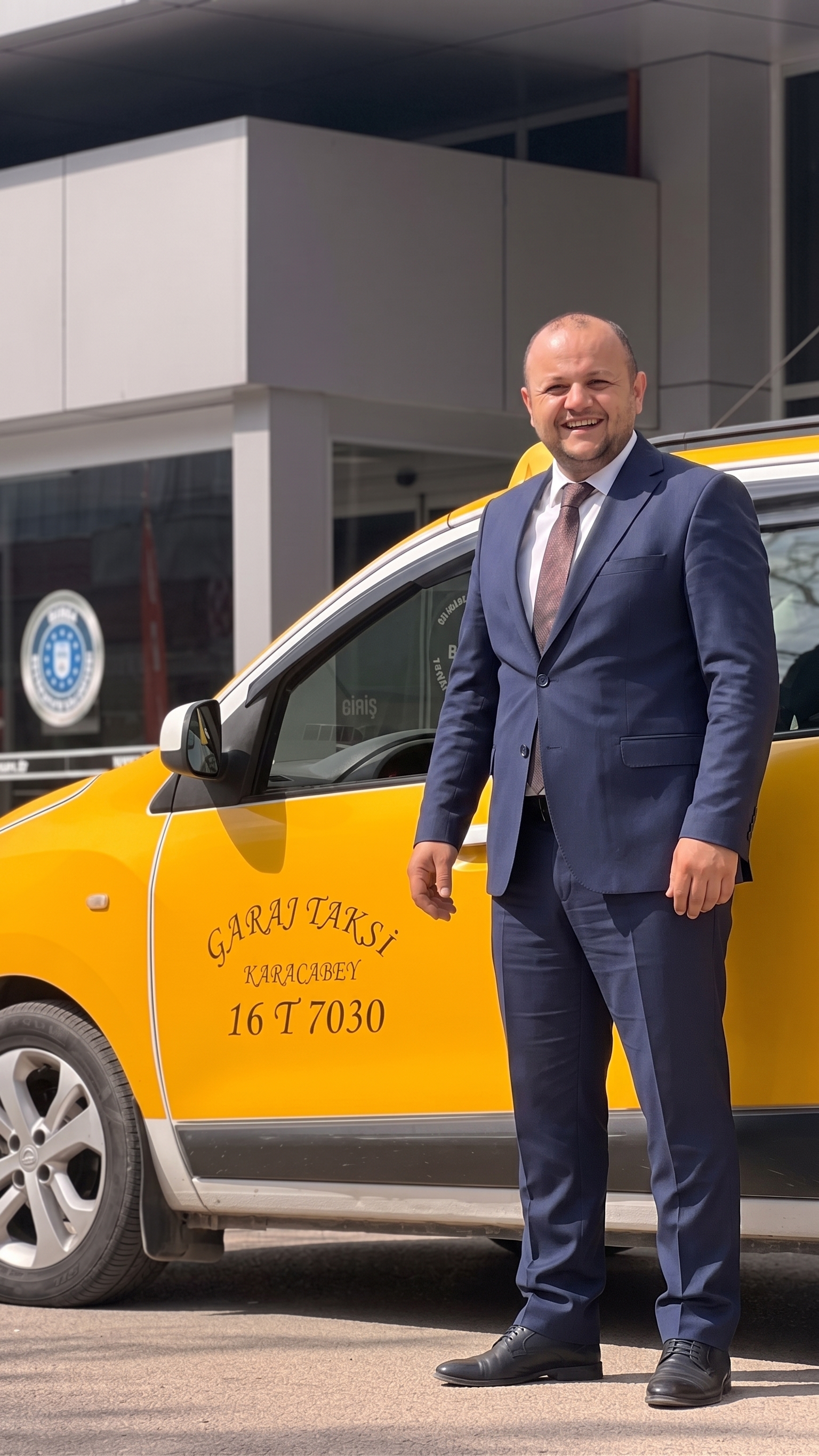 Garaj Taksi Karacabey şoförü aracın yanında